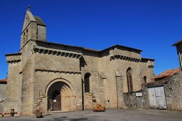 Fototapeta na wymiar Eglise fortifiée de Compreignac (Haute-Vienne)