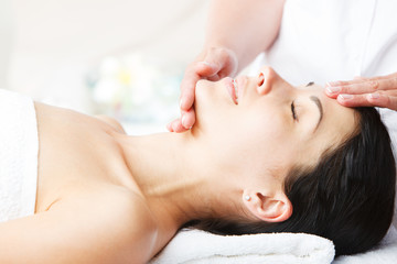 Obraz na płótnie Canvas Facial massage at day spa