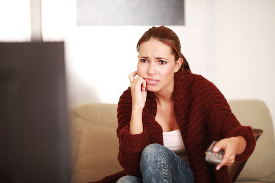 junge Frau vorm Fernseher
