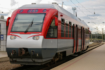 Naklejka premium czerwony pociąg na stacji