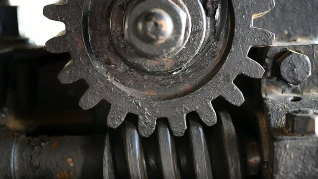 old rusty gearing, motion, real time