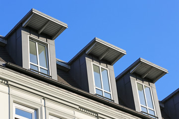 Gauben mit großem Dachüberstand