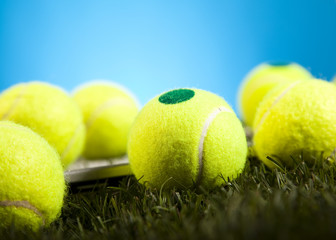 Fototapety  Szczegółowo zbliżenie piłki tenisowej, trawa
