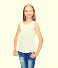 Fototapeta premium smiling teenage girl in blank white shirt