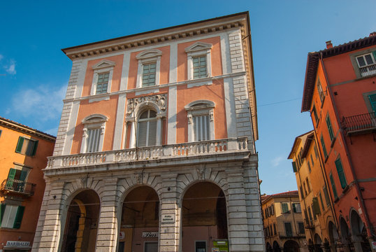 Facciata palazzo signorile, centro storico, Pisa © Andreaphoto