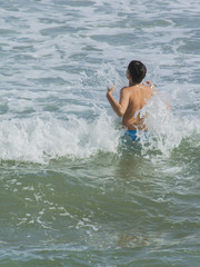 Niño bañandose en el mar