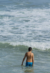 Niño bañandose en el mar