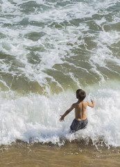 Niño jugando en el mar