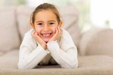Naklejka premium little girl lying on the couch