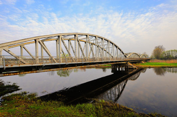 Fototapeta na wymiar Drogowy most kratowy