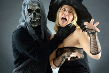 Zombie würgt Hexe zu Halloween