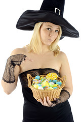 Hexe zu Halloween hält Süßes und Saures
