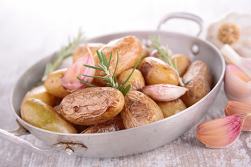 fried potatoes with garlic and rosemary