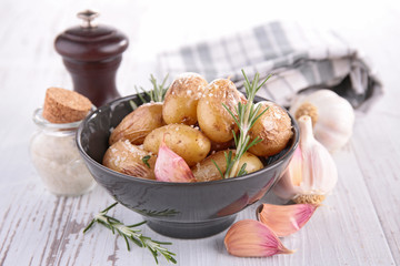 fried potatoes with garlic and rosemary