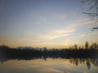 Sonnenuntergangsstimmung  am See mit  den Alpen im Hintergrund