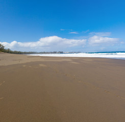 Fototapeta na wymiar plage de sable noir, l'Etang-Salé-les-Bains, Réunion