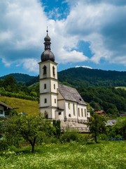 Fototapeta na wymiar Ramsau bei Berchtesgaden mit Pfarrkirche St. Sebastian
