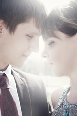 Красивая молодая пара на природе