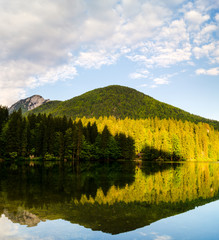 Laghi di Fusine,panorama górskiego jeziora w Alpach włoskich