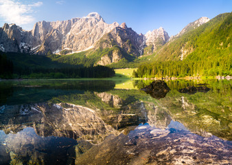 Laghi di Fusine,panorama górskiego jeziora w Alpach włoskich - obrazy, fototapety, plakaty