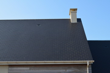 Toiture en ardoise avec cheminée