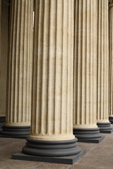 колонны на подставке