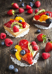 Tartlets with chantilly cream and berries