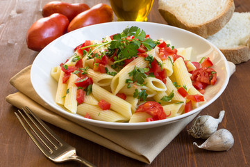 Penne con pomodoro fresco e prezzemolo