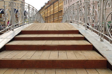 ступени на мостовой