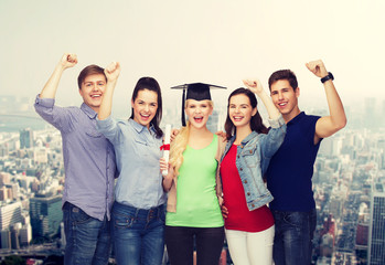 Obraz premium group of standing smiling students with diploma