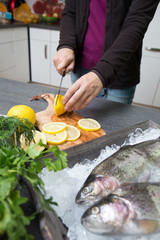 Frische Forelle mit Limone auf einem Holztablett