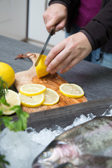 Frische Forelle mit Limone auf einem Holztablett