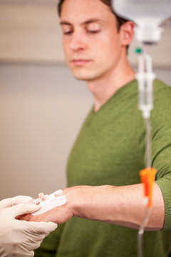 Mann wird im Krankenhaus mit einer Infusion behandelt