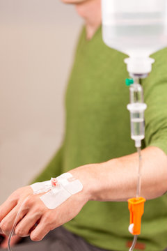 Infusion wird &uuml;ber einen Venenkatheter angeh&auml;ngt