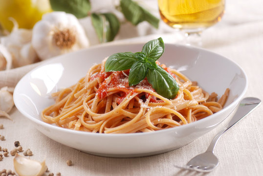 piatto di linguine al pomodoro
