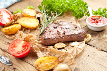 steak fleich gericht auf dem tisch