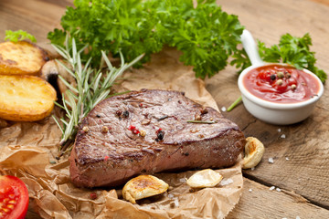 steak fleich gericht auf dem tisch