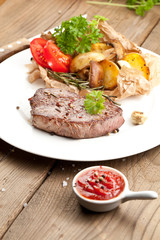 steak fleich gericht auf dem tisch