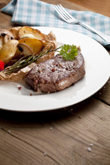 steak fleich gericht auf dem tisch