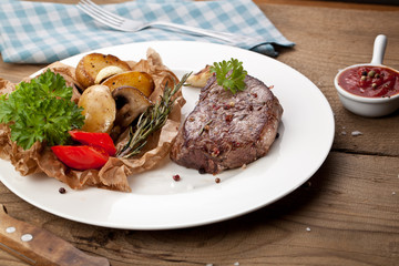 steak fleich gericht auf dem tisch
