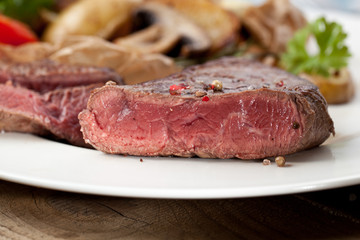 steak fleich gericht auf dem tisch