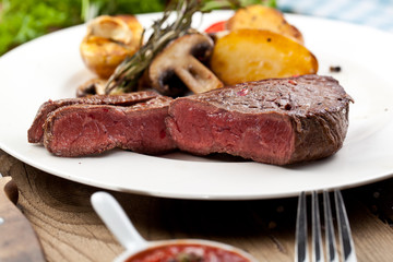 steak fleich gericht auf dem tisch