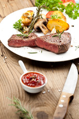 steak fleich gericht auf dem tisch