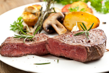 steak fleich gericht auf dem tisch