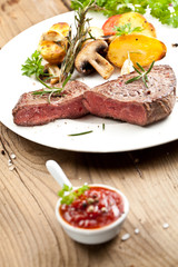 Fototapeta na wymiar steak fleich gericht auf dem tisch