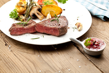 steak fleich gericht auf dem tisch
