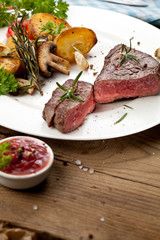 steak fleich gericht auf dem tisch