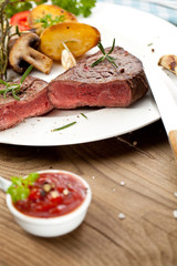 steak fleich gericht auf dem tisch
