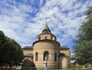Fototapeta na wymiar Cathédrale Notre-Dame-de-la-Sède et jardin de Marie - Tarbes