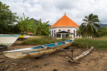 Fototapeta na wymiar Church with boat in French Polynesia